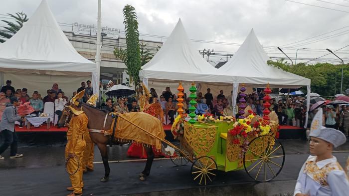FESTIVAL KARAWO -- Penampilan peserta Gorontalo Karnaval Karawo 2025, pada Sabtu (27/9/2025). Agenda ini dihadiri oleh Wakil Menteri Pariwisata dan Ekonomi Kreatif (Wamenparekraf), Ni Luh Enik Ermawati.