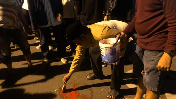 PENGUKURAN -- Kadis Perdagin Kota Gorontalo, Haryono Suronoto menandai awal dimulainya tahapan persiapan Pasar Senggol dengan membentuk penanda batas lapak di aspal Jl MT Haryono.