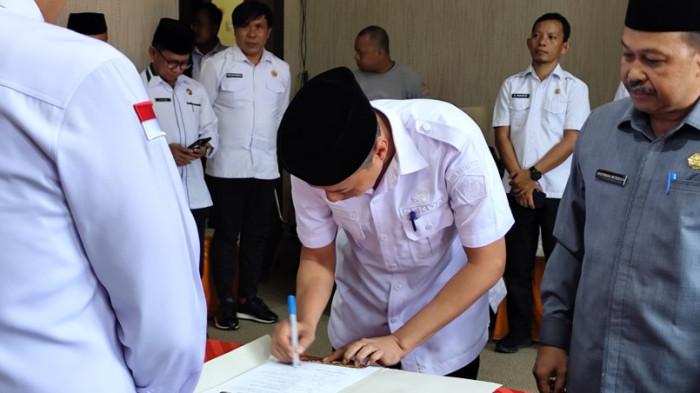 SERAH TERIMA JABATAN -- Penandatanganan berita acara 'Serah Terima Jabatan' Sekretaris Daerah Kabupaten Boalemo bertempat di Ruang Vicon Kantor Bupati Boalemo. Nurdin Baderan resmi menjabat Sekretaris Daerah (Sumber : TribunGorontalo/Rahmat Hambali)