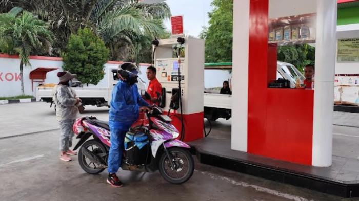 Pengendara mengisi BBM di SPBU Kecamatan Paguayaman