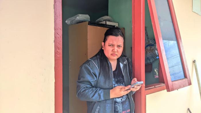 PENEMUAN MAYAT -- Penghuni kos, Savitra Y Usu (29) saat ditemui TribunGorontalo.com, Kamis (5/2/2026). Kejanggalan sebelum penemuan mayat diungkap penghuni kos.