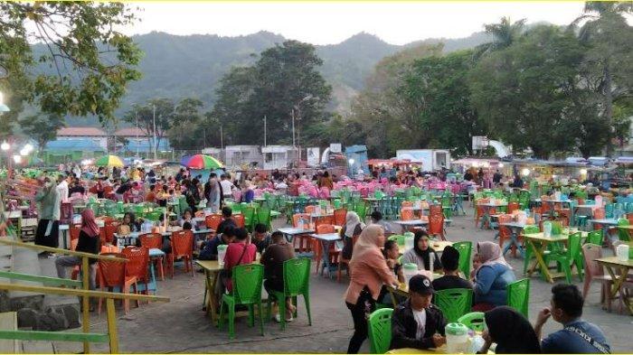 Pengunjung memadati lapangan Taruna Remaja Gorontalo untuk menantikan waktu buka puasa, Minggu (17/3/2024).
