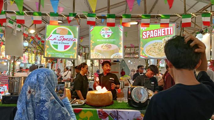 Pengunjung sedang menunggu pesannya