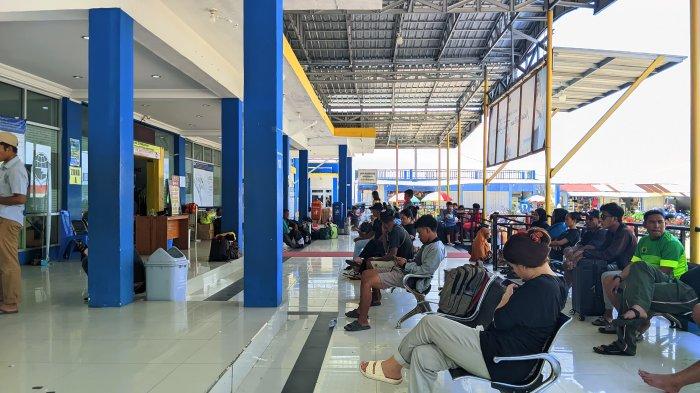 Penumpang di Pelabuhan Penyeberangan Feri Gorontalo.