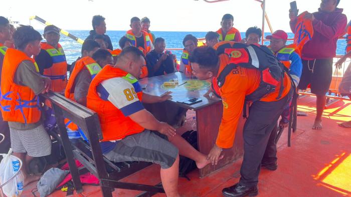 EVAKUASI - Penumpang kapal Nazila 05 di Perairan Taliabu,Provinsi Maluku Utara dievakuasi ke Pelabuhan Gorontalo pada Selasa (31/03/2026) malam