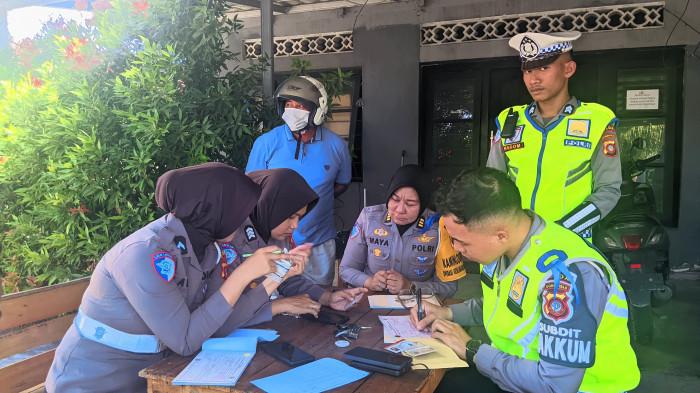 OPERASI PATUH OTANAHA -- Personel Polantas saat melakukan pemeriksaan kelengkapan kendaraan dalam Operasi Patuh Otanaha 2026, Senin (2/2/2026). Kebanyakan pengendara mati pajak.