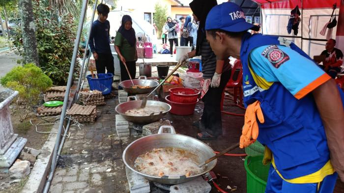 BENCANA SUMATERA -- Personel Tagana Gorontalo saat membantu di dapur umum bencana alam di Sumatera Utara. Pemprov Gorontalo mengirimkan 10 personel Tagana ke Sumatera.