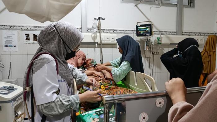 KORBAN KECELAKAAN -- Kondisi Ois Nusi, petugas angkut sampah di Kota Gorontalo, yang mengalami kecelakaan saat mengangkut sampah, kini kritis di RSUD Aloe Saboe, Minggu (14/9/2025).