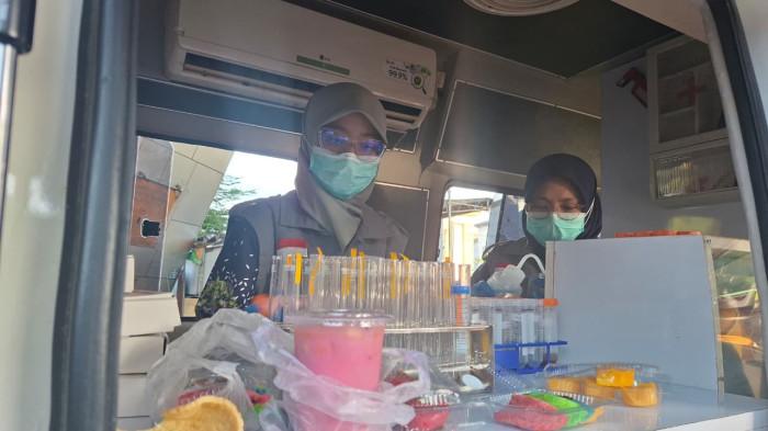 Pihak BPOM menguji 12 sampel takjil di kawasan Menara Keagungan Limboto