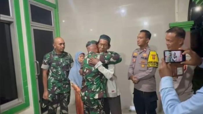 Polisi dan TNI mendatangi penjual es gabus Suderajat di Bogor