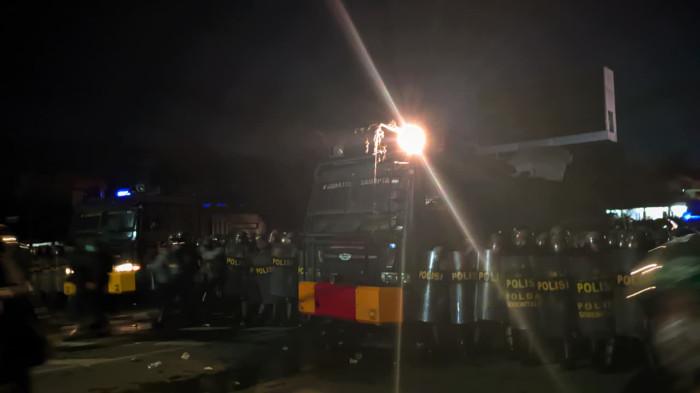 DEMO MAHASISWA -- Polisi mengerahkan water canon untuk mengurai massa yang masih berkerumun di perlimaan Telaga, Kabupaten Gorontalo, Senin (1/9/2025) malam. Belasan mahasiswa diamankan polisi.