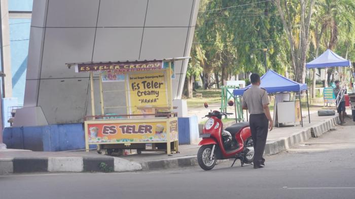 Potret Abdul Wahid Harmain tengah mengawasi pembangunan