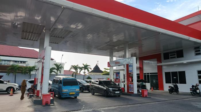 ANTREAN BBM -- Potret Antrean di SPBU Jalan Jenderal Sudirman, Kota Gorontalo, Senin (4/5/2026). (Sumber foto: TribunGorontalo.com/Jefri Potabuga.