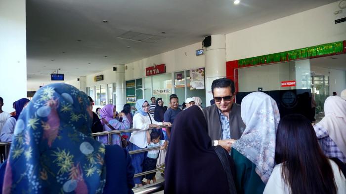 Potret Fadel Muhammad di Bandara