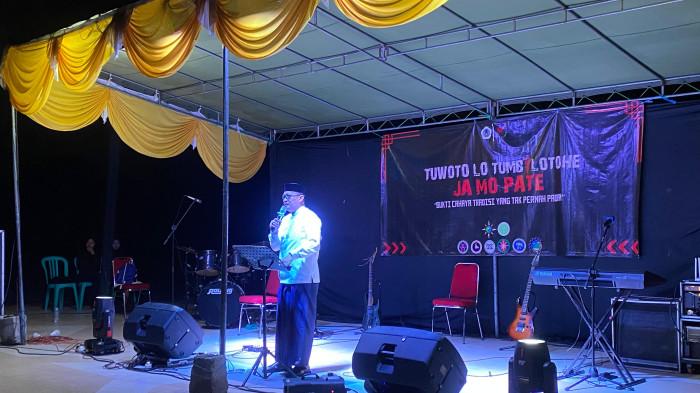 TRADISI TUMBILOTOHE — Potret Wakil Rektor II Universitas Negeri Gorontalo, Mohammad Hidayat Koniyo saat memberi sambutan dalam pembukaan Tradisi Tumbilotohe di Kampus IV UNG (Sumber: Yunima Hasan, Mahasiswa Magang Jurnalistik UNG)