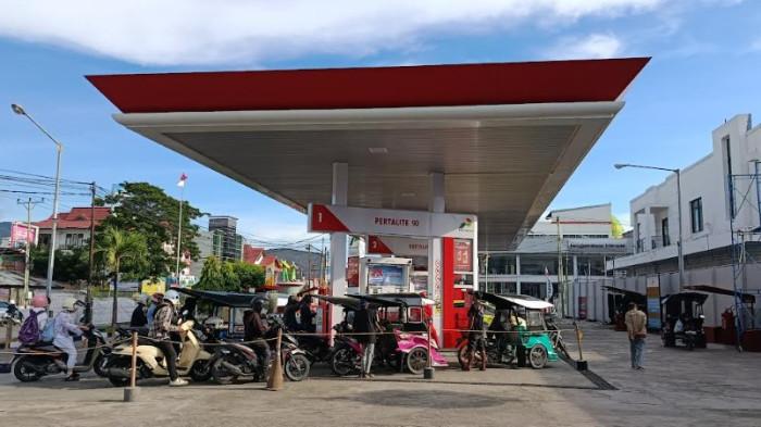 Potret antrean pengendara di SPBU Nani Wartabone