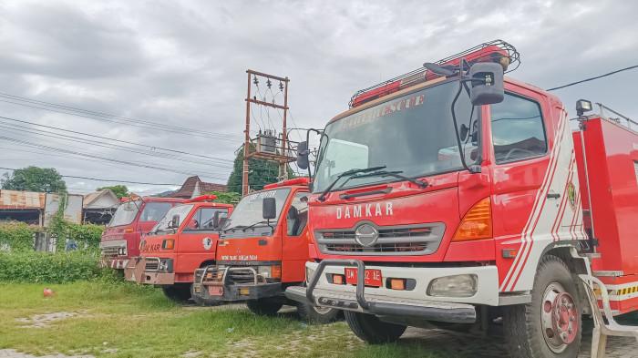 DAMKAR KOTA -- Potret armada Damkar Kota Gorontalo, Senin (13/10/2025). Damkar hanya mengandalkan tiga mobil tua. (Sumber Foto: TribunGorontalo.com/Jefri Potabuga)