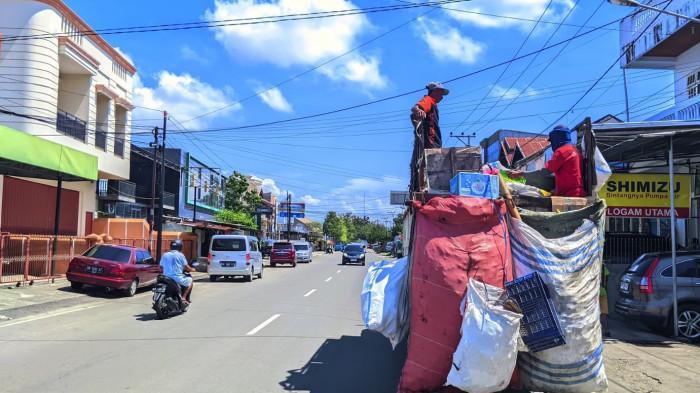EVALUASI SAMPAH -- Potret armada pengangkut sampah. Permasalahan sampah di Kota Gorontalo jadi sorotan DPRD (Sumber Foto: TribunGorontalo.com/Jefri Potabuga)
