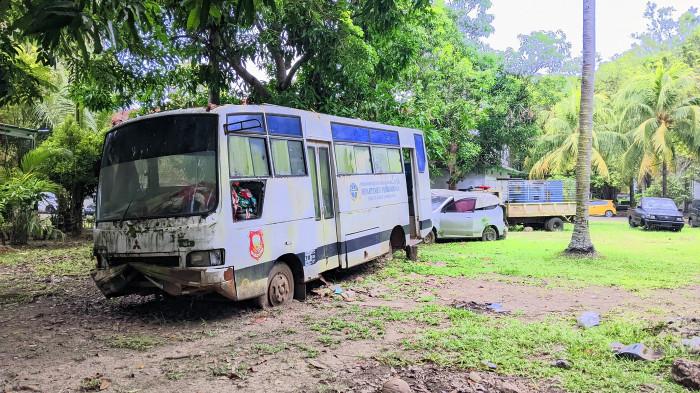 ASET PEMERINTAH -- Potret bus rusak di Kantor Bupati Gorontalo, Rabu (24/9/2025). DPRD Kabupaten Gorontalo mempertanyakan aset pemerintah yang terbengkalai.
