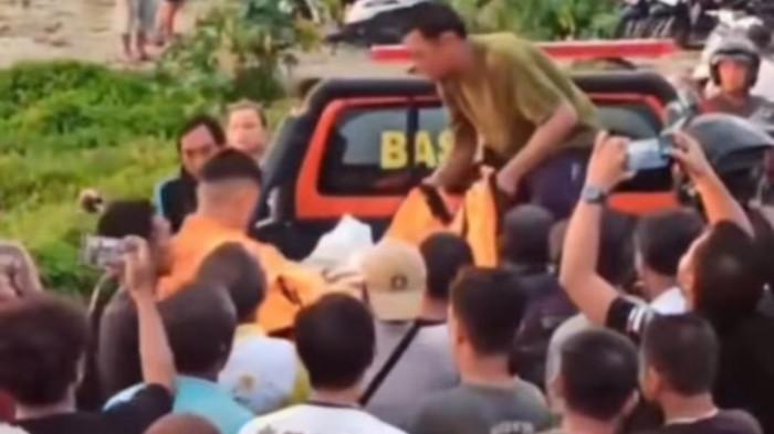 KORBAN JIWA -- Potret evakuasi korban jiwa. Seorang warga tewas diduga tersambar petir di kawasan kolam pancing. (Tangkapan layar video Facebook)