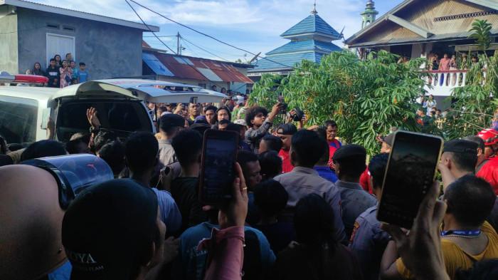 KEBAKARAN RUMAH -- Potret evakuasi korban kebakaran rumah di Siendeng, Kota Gorontalo. Yeni Mahmud ditemukan tak bernyawa di dalam rumah.