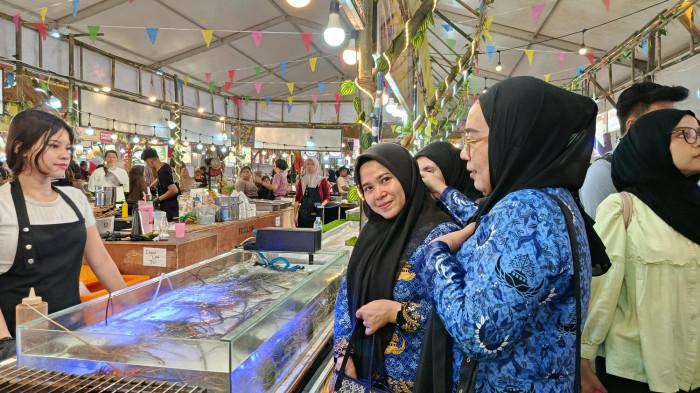 Potret ibu-ibu ASN sedang melihat Lobster