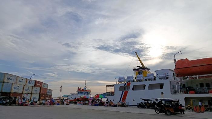 Potret kapal di pelabuhan barang Gorontalo