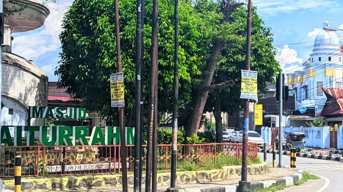 PASANG BALIHO -- Potret kawasan Masjid Agung Baiturrahim Kota Gorontalo, Minggu (8/2/2026). Sejumlah reklame terpampang di bahu jalan.