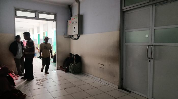 BELUM SIUMAN -- Potret keluarga Ois Nusi menunggu di depan ruang ICU RSUD Aloe Saboe, Kota Gorontalo, Senin (15/9/2025). Ois mulai merespons pascaosperasi. (Sumber foto: TribunGorontalo. com/Jefri Potabuga)