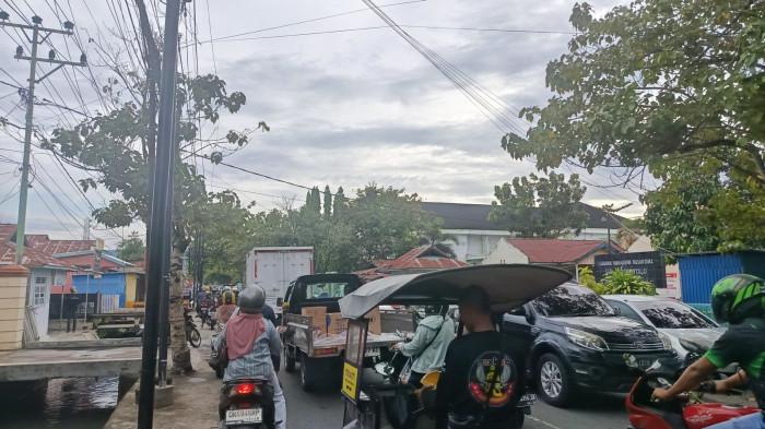 Potret kemacetan di Jalan Kalimantan dan Jalan Arif Rahman Hakim
