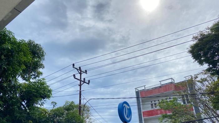 Potret kondisi cuaca Kamis 26 Februari 2026 terpantau cerah berawan pada 15.30 Wita