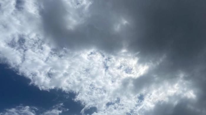 PRAKIRAAN CUACA - Potret kondisi cuaca di Kota Gorontalo pukul 14.53 Wita Jumat (13/2/2026) - Prakiraan cuaca Jumat, 13 Februari 2026: sebagian besar wilayah Gorontalo diprediksi hujan ringan, suhu 22–33°C, kelembapan tinggi, waspada aktivitas luar.