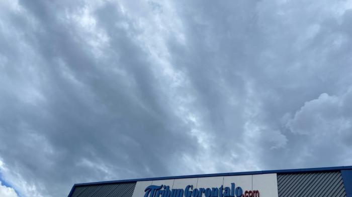 PRAKIRAAN CUACA BESOK - Potret kondisi cuaca di Kota Gorontalo terpantau cerah berawan pada pukul 13.48 WITA. - Prakiraan cuaca Gorontalo besok Jumat 6 Februari 2026: mayoritas wilayah berawan, sejumlah daerah berpotensi hujan ringan. Cek rinciannya.