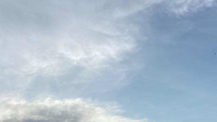 PRAKIRAAN CUACA BESOK - Potret kondisi cuaca hari ini Sabtu 28 Februari 2026 terpantau berawan pada pukul 14.02 WITA - Prakiraan cuaca Gorontalo Minggu, 1 Maret 2026: berawan hingga hujan ringan di sebagian wilayah, suhu 20–33°C, kelembapan tinggi.