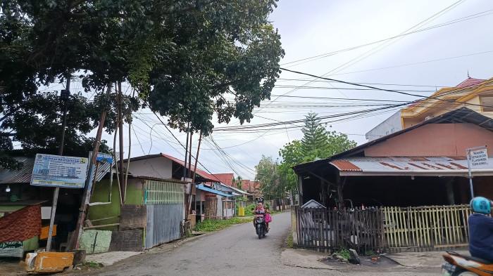 LOKASI KECELAKAAN -- Potret kondisi kabel-kabel di Jalan Kalimantan, Kota Gorontalo. Lokasi ini merupakan tempat di mana leher Ois Nusi petugas DLH Kota Gorontalo tersangkut kabel hingga kritis.