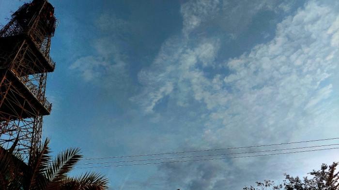 Potret langit di atas Menara Keagungan Limboto