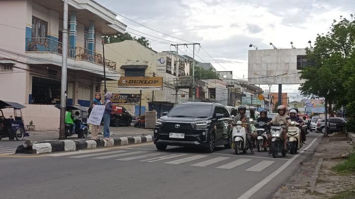 Potret mahasiswa Ilmu Komunikasi UNG menggalang dana