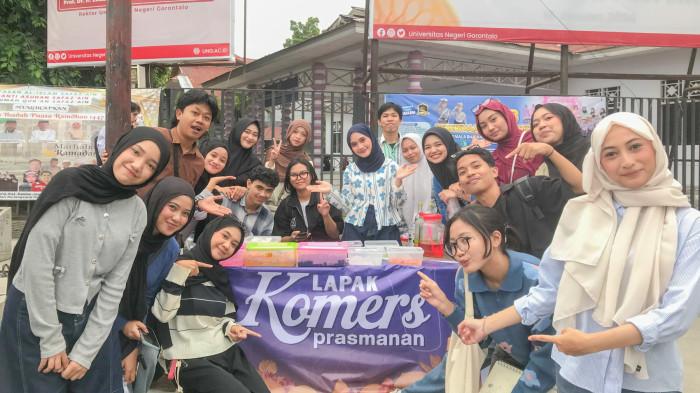 JUALAN TAKJIL -- Potret mahasiswa Ilmu Komunikasi UNG. Mereka berjualan takjil di Kota Gorontalo pada Senin (2/3/2026) sore.