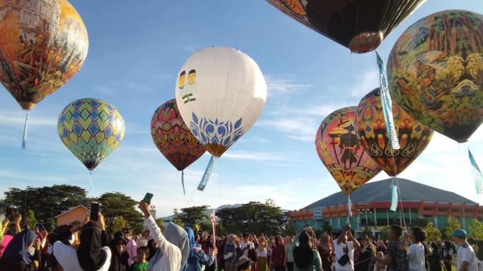 BALON UDARA -- Potret masyarakat mengabadikan momen di bawah balon udara di Sport Center Limboto, Kabupaten Gorontalo, pada Minggu (7/9/2025). Ribuan warga memadati Sport Center pada pagi tadi.