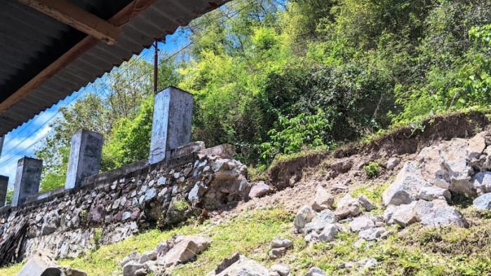 Potret pagar ambruk usai diterpa hujan deras di Kelurahan Botu