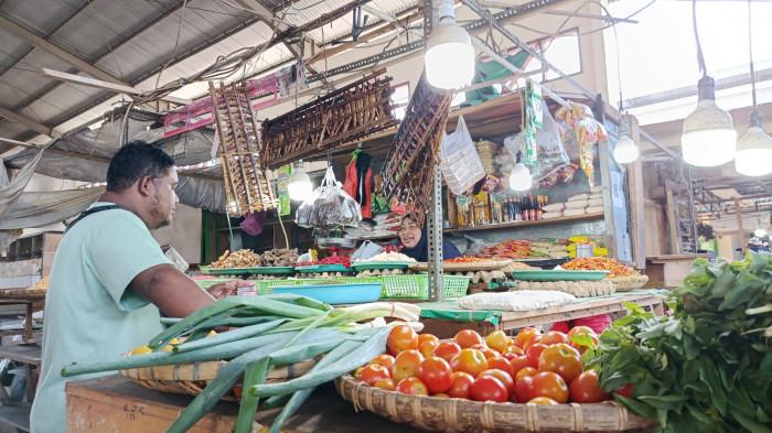 HARGA BAHAN POKOK -- Potret pedagang di Pasar Liluwo Kota Gorontalo. Simak daftar harga bahan pokok per 16 Februari 2026.