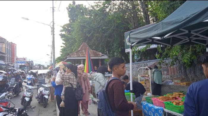 Potret pedagang melayani pembeli di kawasan kampus I UNG