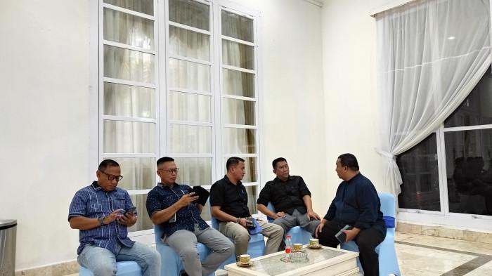 MUTASI JABATAN -- Potret pejabat eselon II di Rumah Dinas Gubernur Gorontalo, pada Rabu (8/1/2026). Sebanyak 29 pejabat diundang Gubernur Gusnar satu per satu.