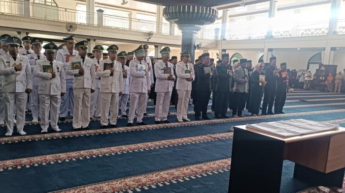 PELANTIKAN PEJABAT -- Potret pejabat struktural dilantik Bupati Gorontalo Sofyan Puhi di Masjid Agung Baiturrahman Limboto, Kabupaten Gorontalo, Jumat (19/12/2025). Enam di antaranya pejabat RSUD MM Dunda Limboto. (Sumber Foto: Protokoler Pemkab Gorontalo)