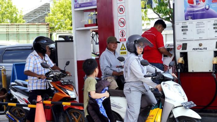 OKTAN BBM -- Potret pengendara mengantre BBM di SPBU Andalas Kota Gorontalo. Pakar otomotif ITB mengungkap bahaya menurunkan oktan bensin. (Sumber: TribunGorontalo.com/Fajri A Kidjab)