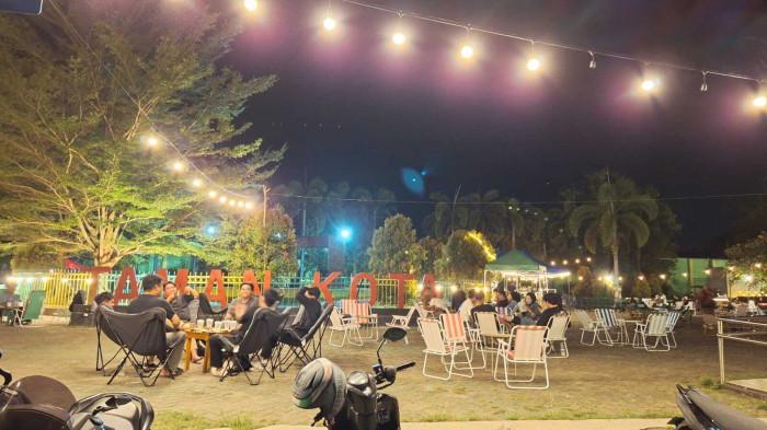 Potret pengunjung di Taman Kota Gorontalo