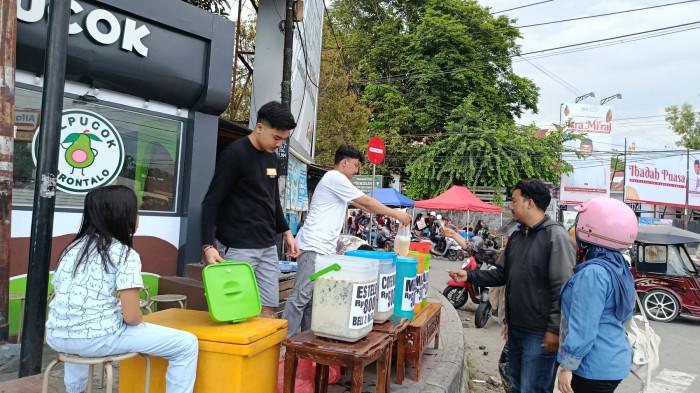NGABUBURIT -- Potret penjual melayani pembeli di Jalan Sudirman, Kota Gorontalo, Kamis (19/2/2026). (Sumber Foto: TribunGorontalo.com/Jefry Potabuga)