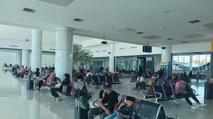 Potret penumpang menunggu di lobi Bandara Djalaluddin Gorontalo,