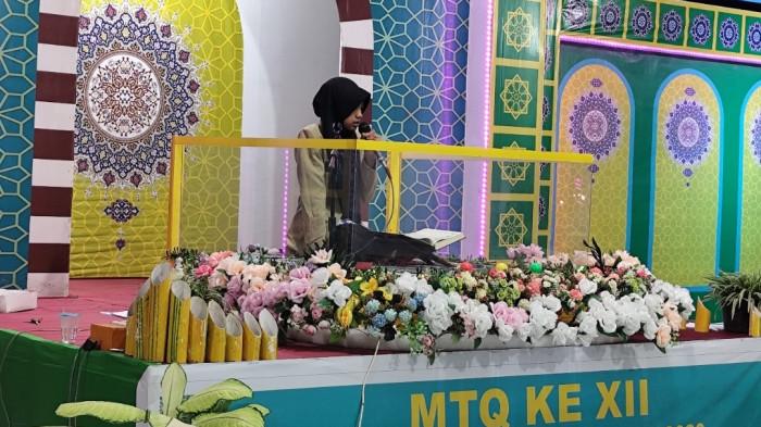 Potret qoriah melantunkan ayat suci Alquran di acara penutupan MTQ