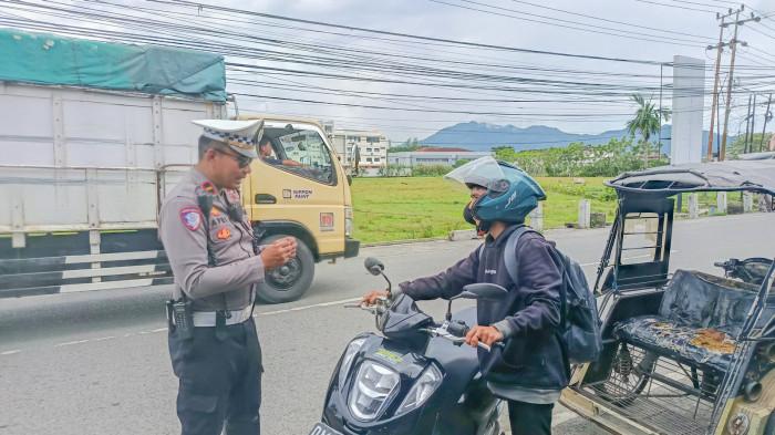 MEKANISME TILANG -- Potret razia kendaraan bermotor yang dilaksanakan Satlantas Polresta. Gorontalo Kota, Senin (19/1/2026). Polantas memiliki mekanisme resmi dalam melakukan tilang. (Sumber foto: TribunGorontalo.com/Jefri Potabuga)